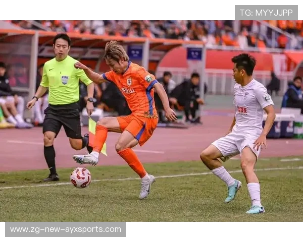 大连英博王禹前场传切配合制造射门机会——以节奏与默契点亮进攻胜景