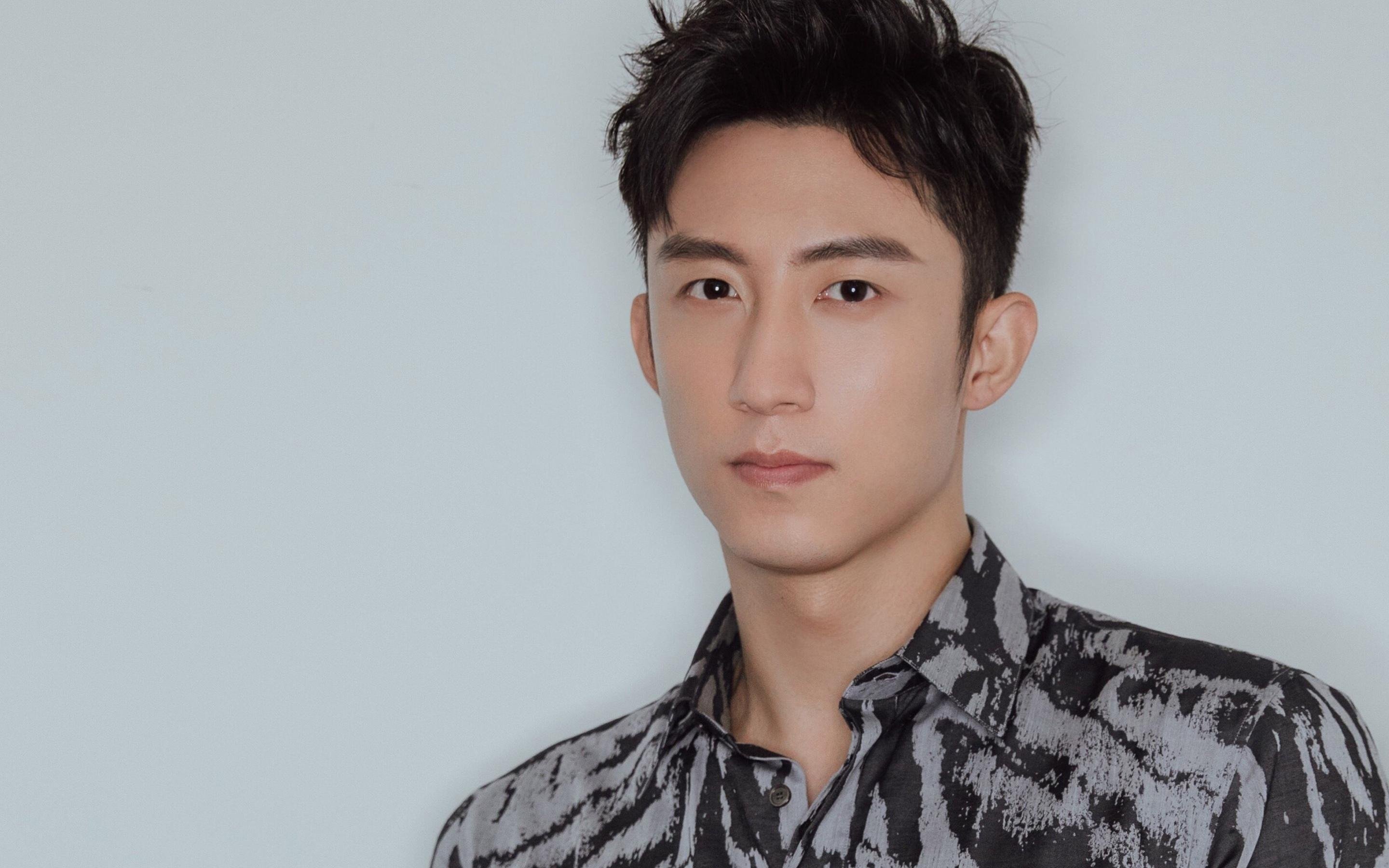 爱游戏下载-里昂边路推进撕破防线形成空档，里昂队套